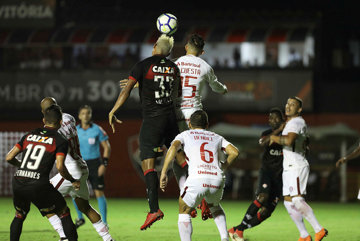 Vitória vacila outra vez, leva gol no fim e perde para o Internacional