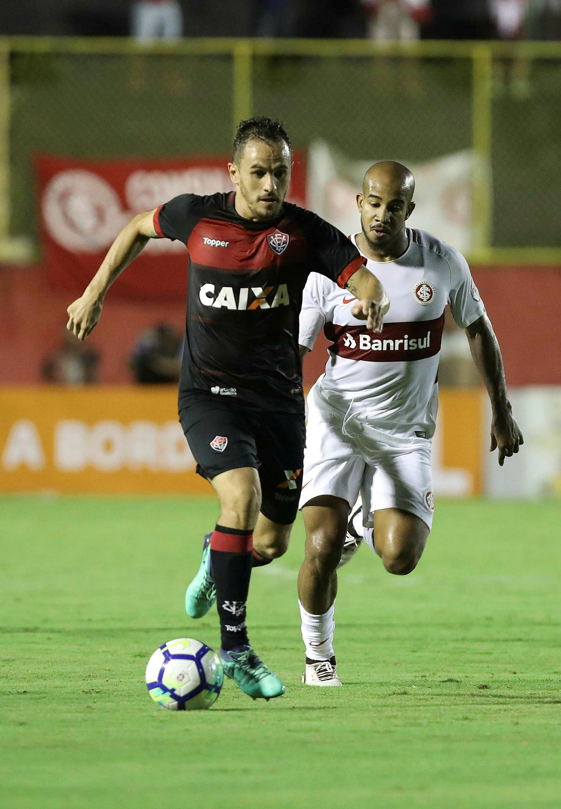 Vitória vacila outra vez, leva gol no fim e perde para o Internacional