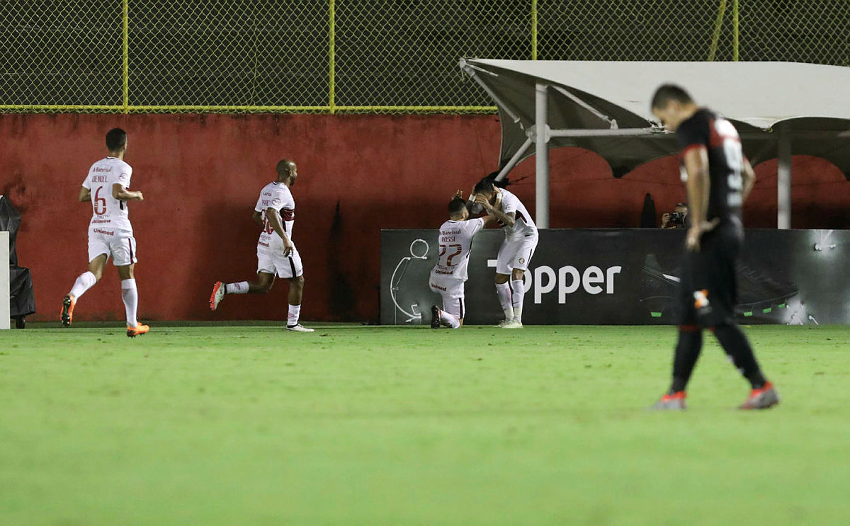 Vitória vacila outra vez, leva gol no fim e perde para o Internacional