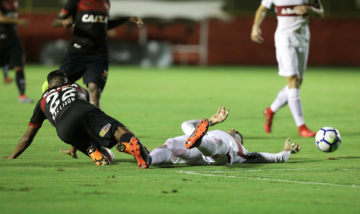 Vitória vacila outra vez, leva gol no fim e perde para o Internacional