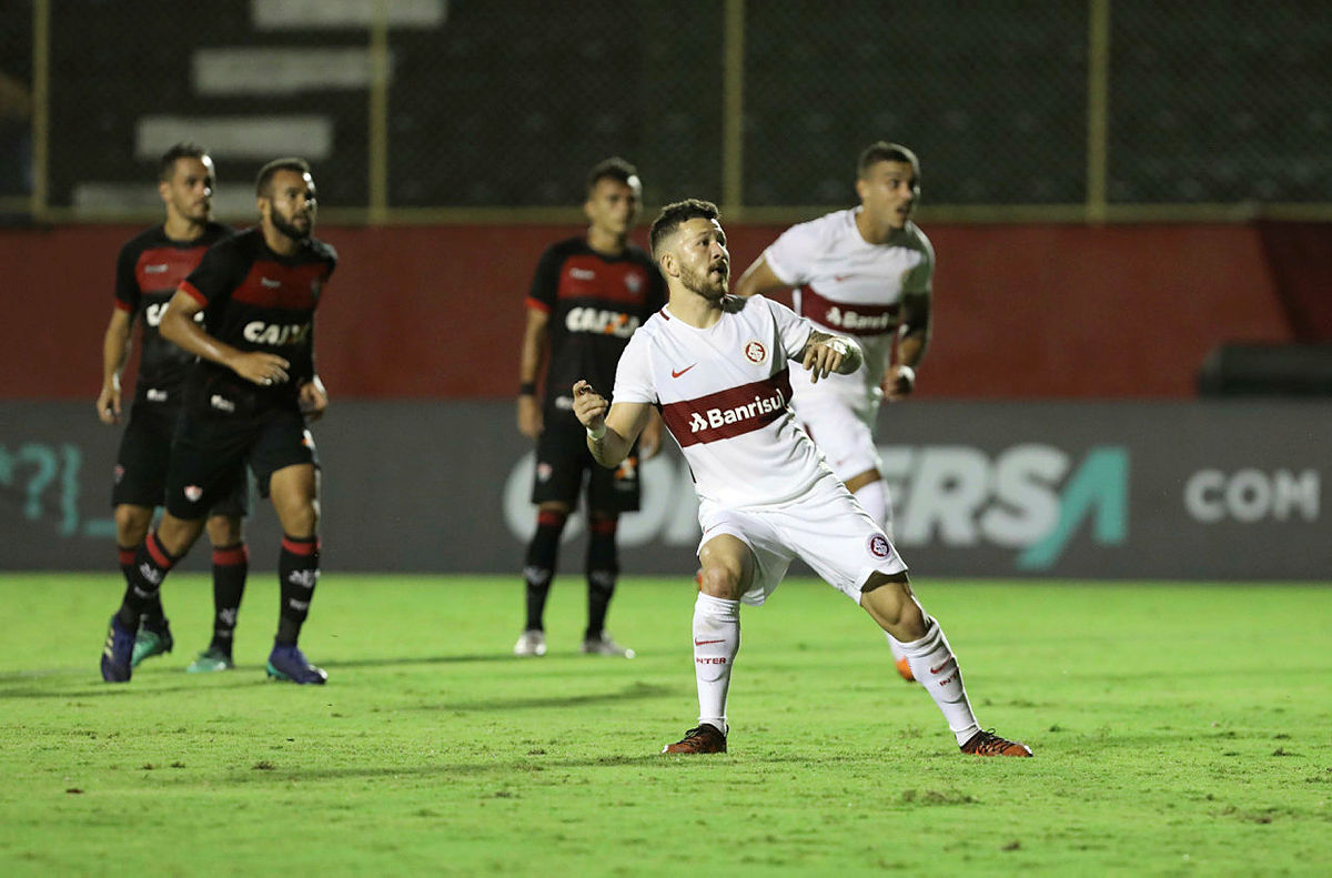 Vitória vacila outra vez, leva gol no fim e perde para o Internacional