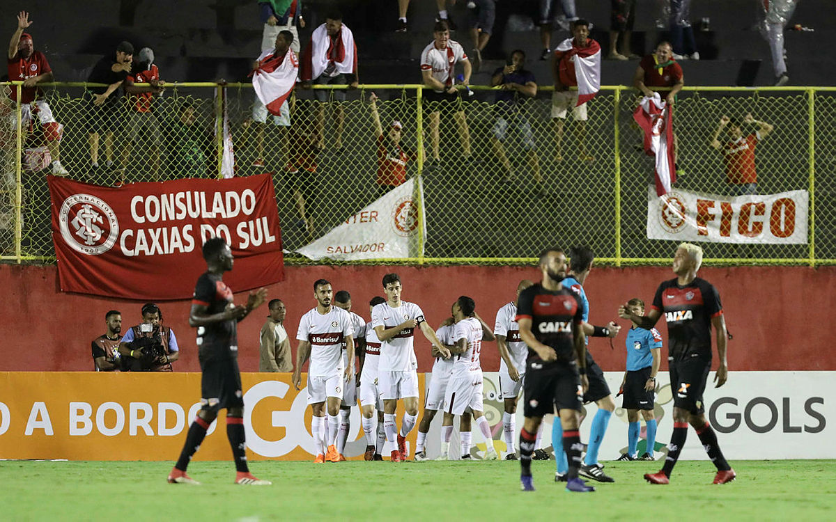Vitória vacila outra vez, leva gol no fim e perde para o Internacional