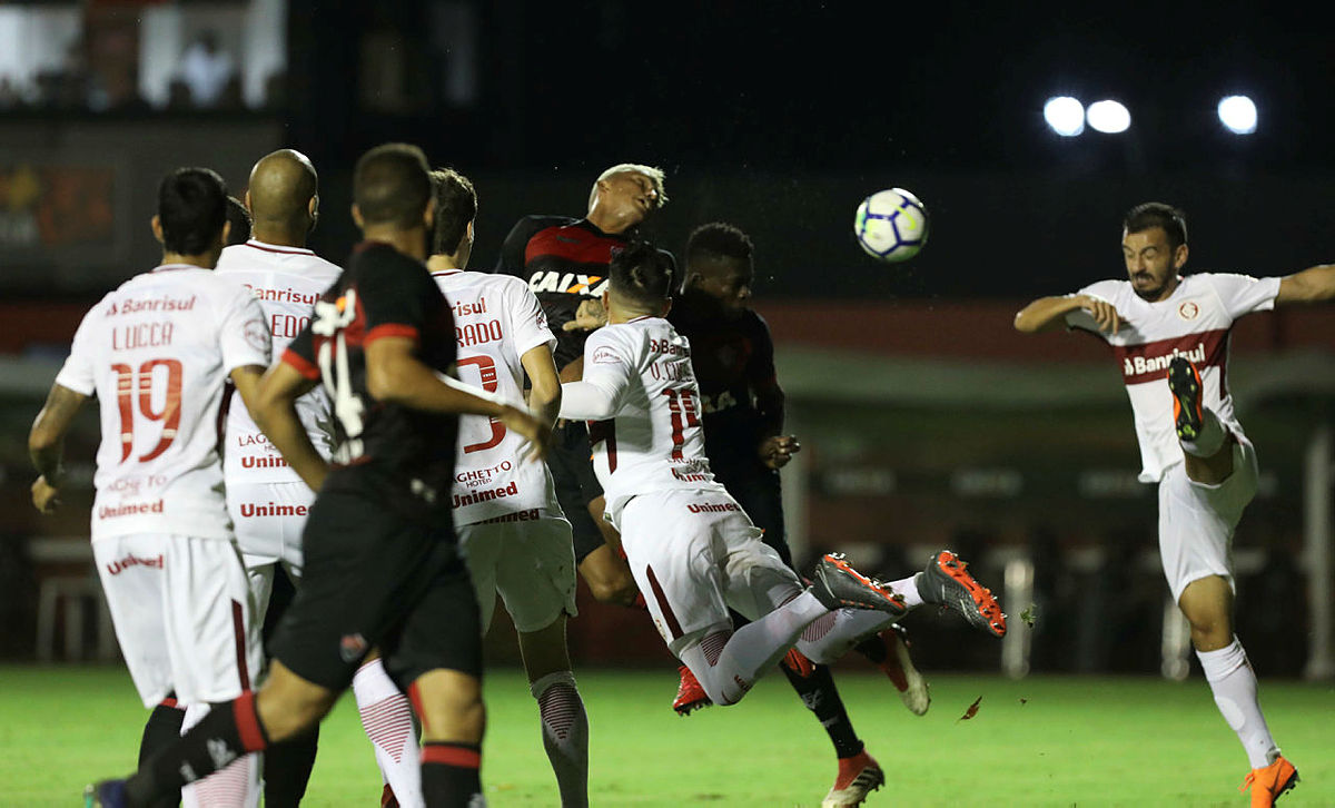 Vitória vacila outra vez, leva gol no fim e perde para o Internacional