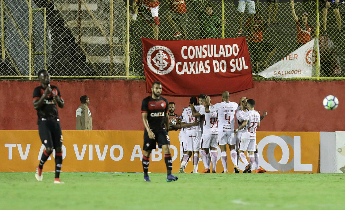 Vitória vacila outra vez, leva gol no fim e perde para o Internacional