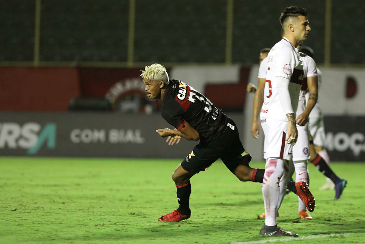Vitória vacila outra vez, leva gol no fim e perde para o Internacional