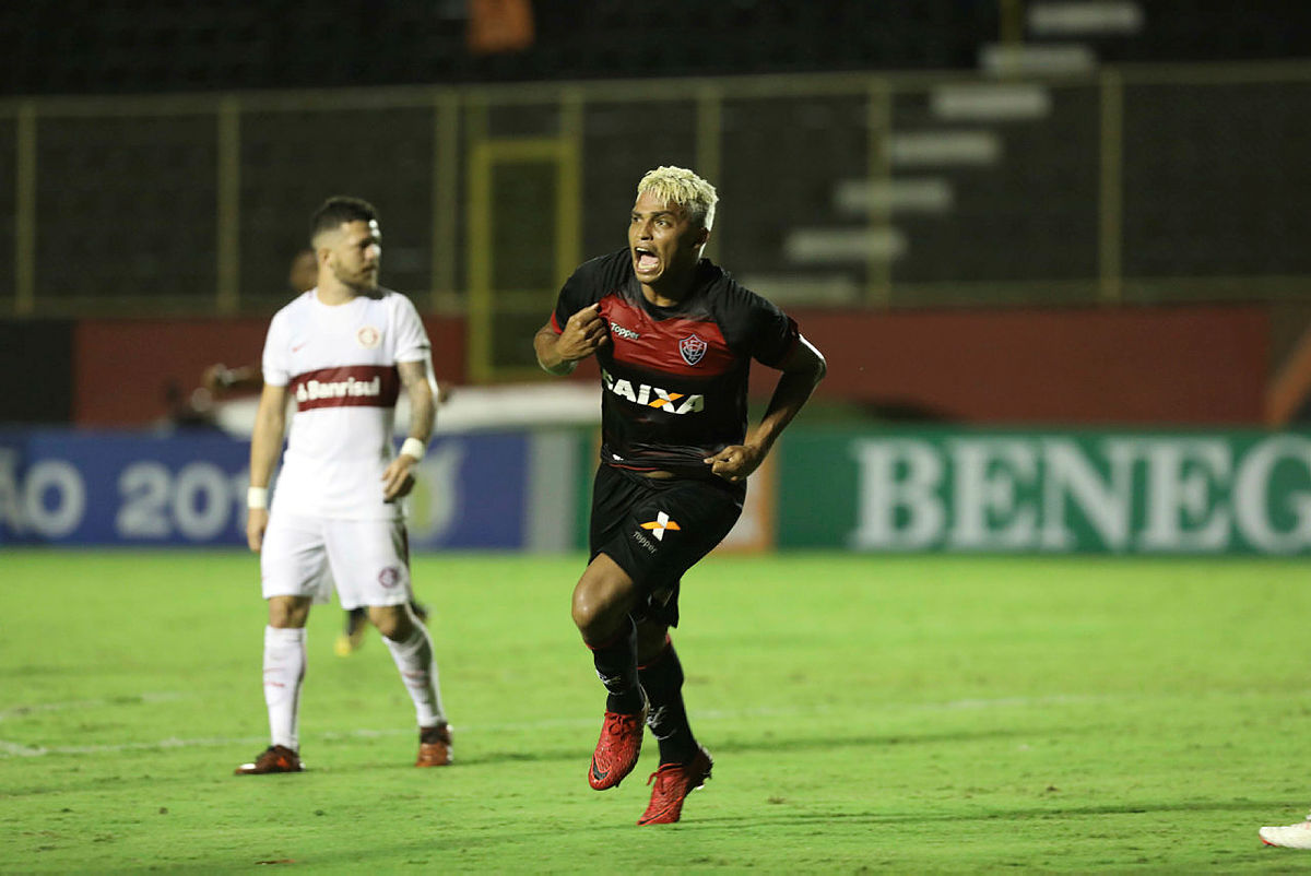 Vitória vacila outra vez, leva gol no fim e perde para o Internacional