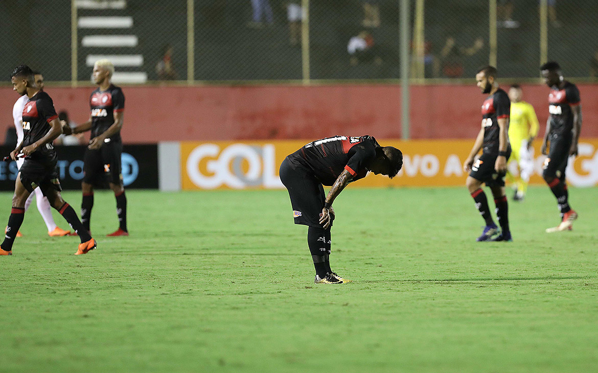 Vitória vacila outra vez, leva gol no fim e perde para o Internacional