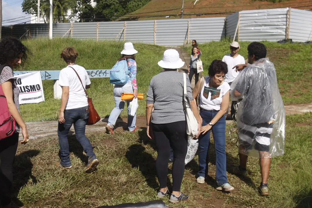 Manifestantes pedem a interrupção das obras e a discussão de alternativas | Foto: Luciano da Matta | Ag. A TARDE