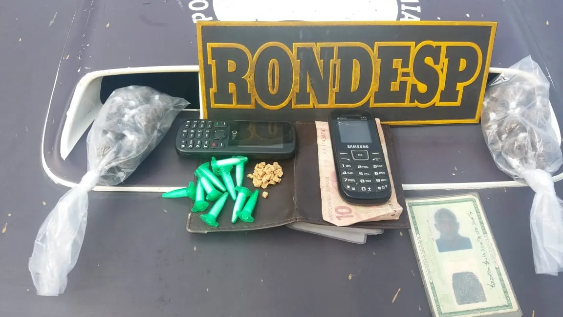 Com Everton foram apreendidos 50 trouxinhas de maconha, 45 pedras de crack, 10 pinos de cocaína
