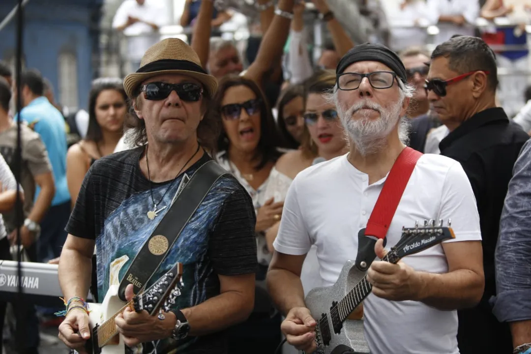 Em um dos trios, a família Macêdo faz homenagem a Orlando Tapajós