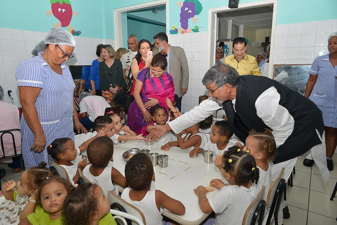 O ativista Kailash Satyarthi conhecendo o trabalho realizado na entidade localizada em Pau da Lima