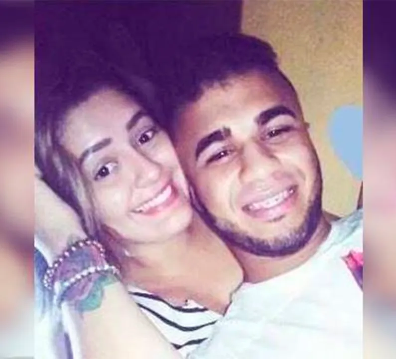 Carro realizou uma ultrapassagem e colidiu frontalmente contra moto do casal