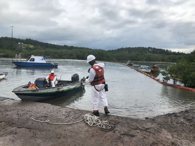 Pescadores realizam protesto após vazamento de óleo em Candeias