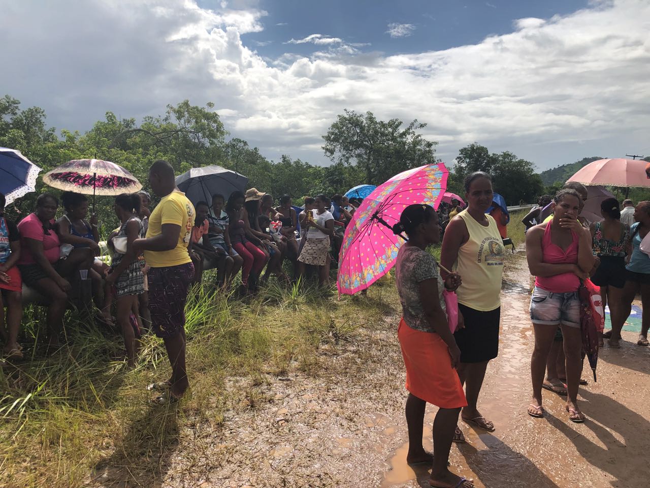 Pescadores realizam protesto após vazamento de óleo em Candeias