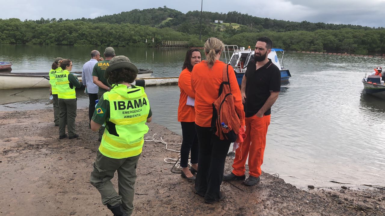 Pescadores realizam protesto após vazamento de óleo em Candeias
