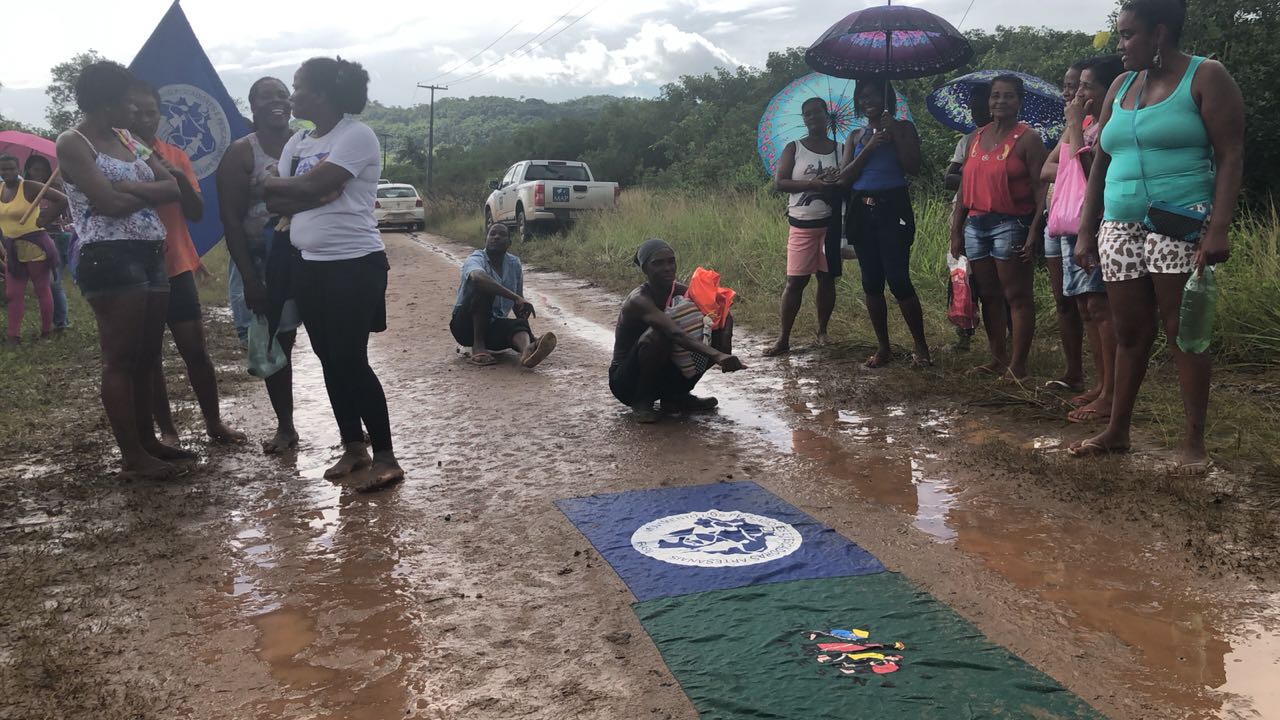 Pescadores realizam protesto após vazamento de óleo em Candeias
