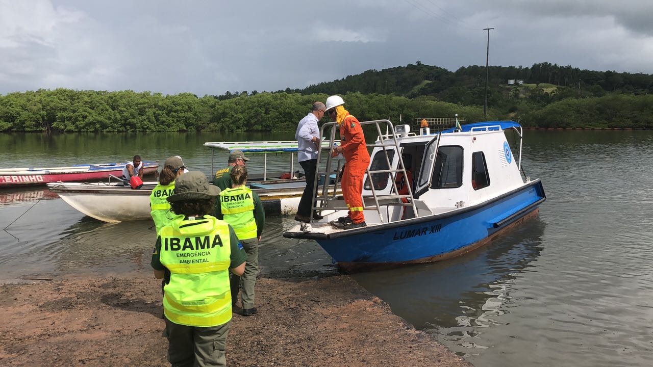 Pescadores realizam protesto após vazamento de óleo em Candeias