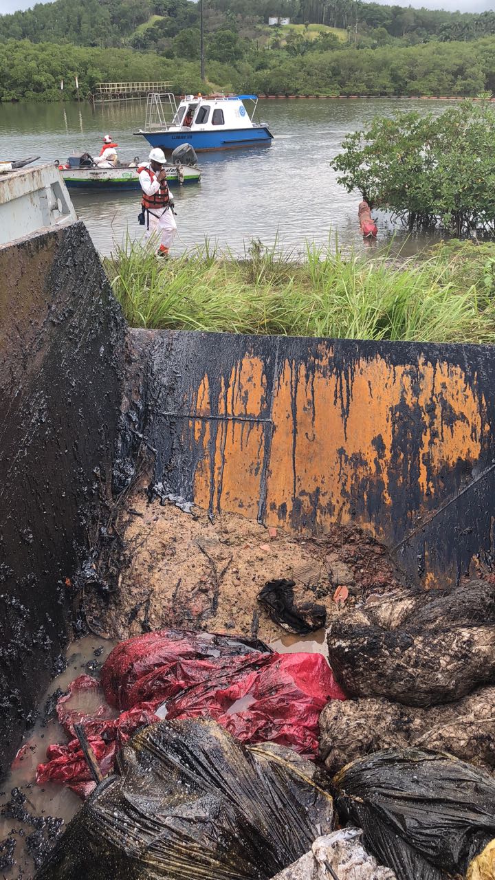 Pescadores realizam protesto após vazamento de óleo em Candeias