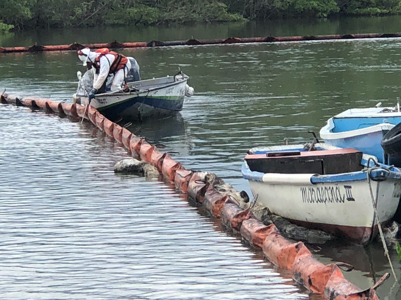 Pescadores realizam protesto após vazamento de óleo em Candeias