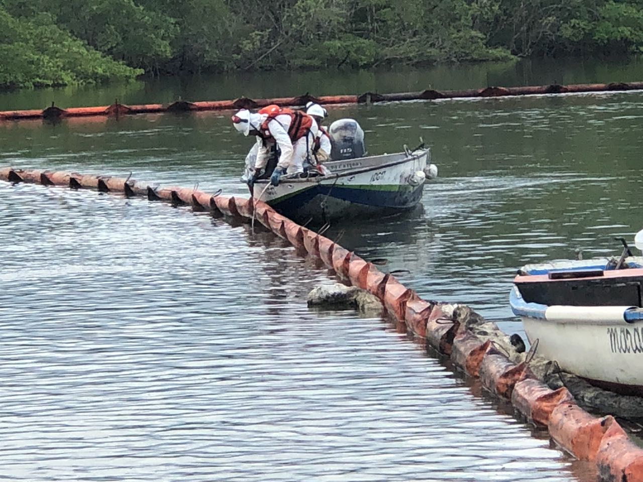 Pescadores realizam protesto após vazamento de óleo em Candeias