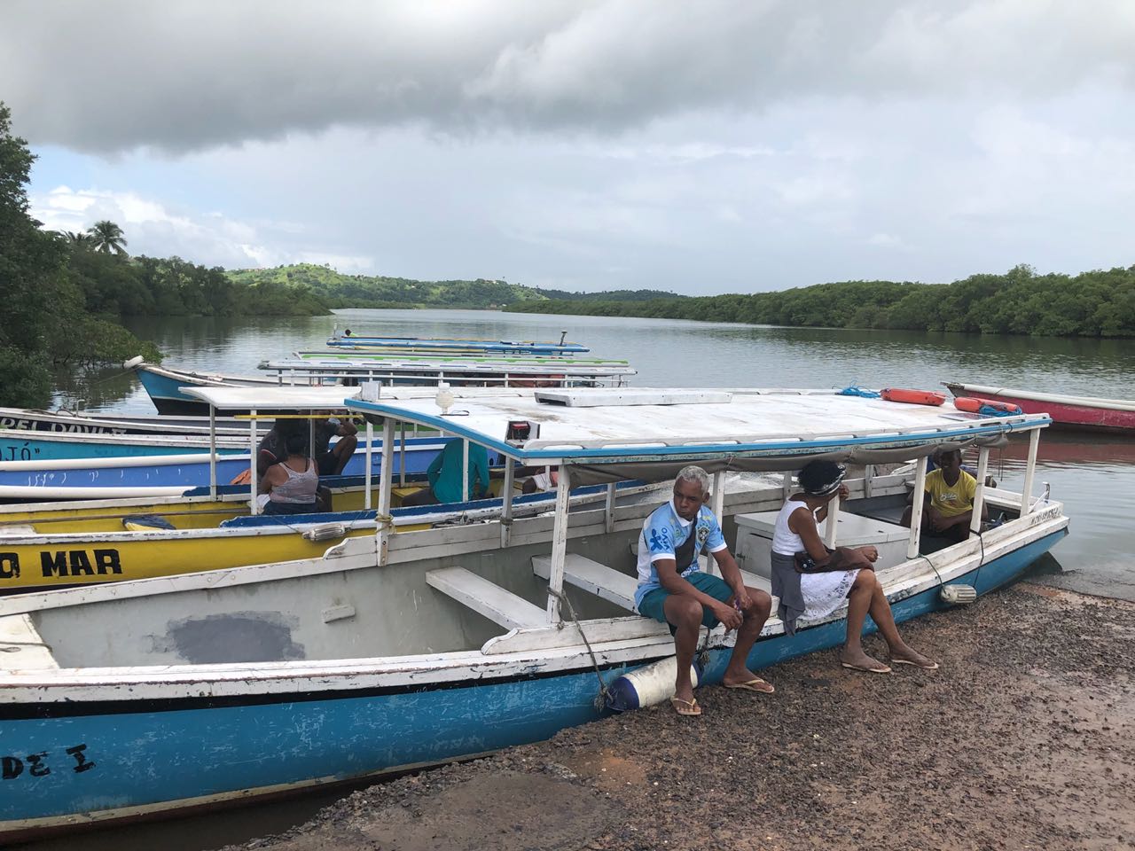 Pescadores realizam protesto após vazamento de óleo em Candeias