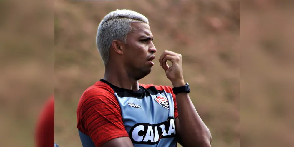 Zagueiro foi titular em oito jogos do Vitória no Brasileirão
