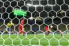 Fernandinho faz gol contra, Brasil vai mal e é eliminado pela Bélgica