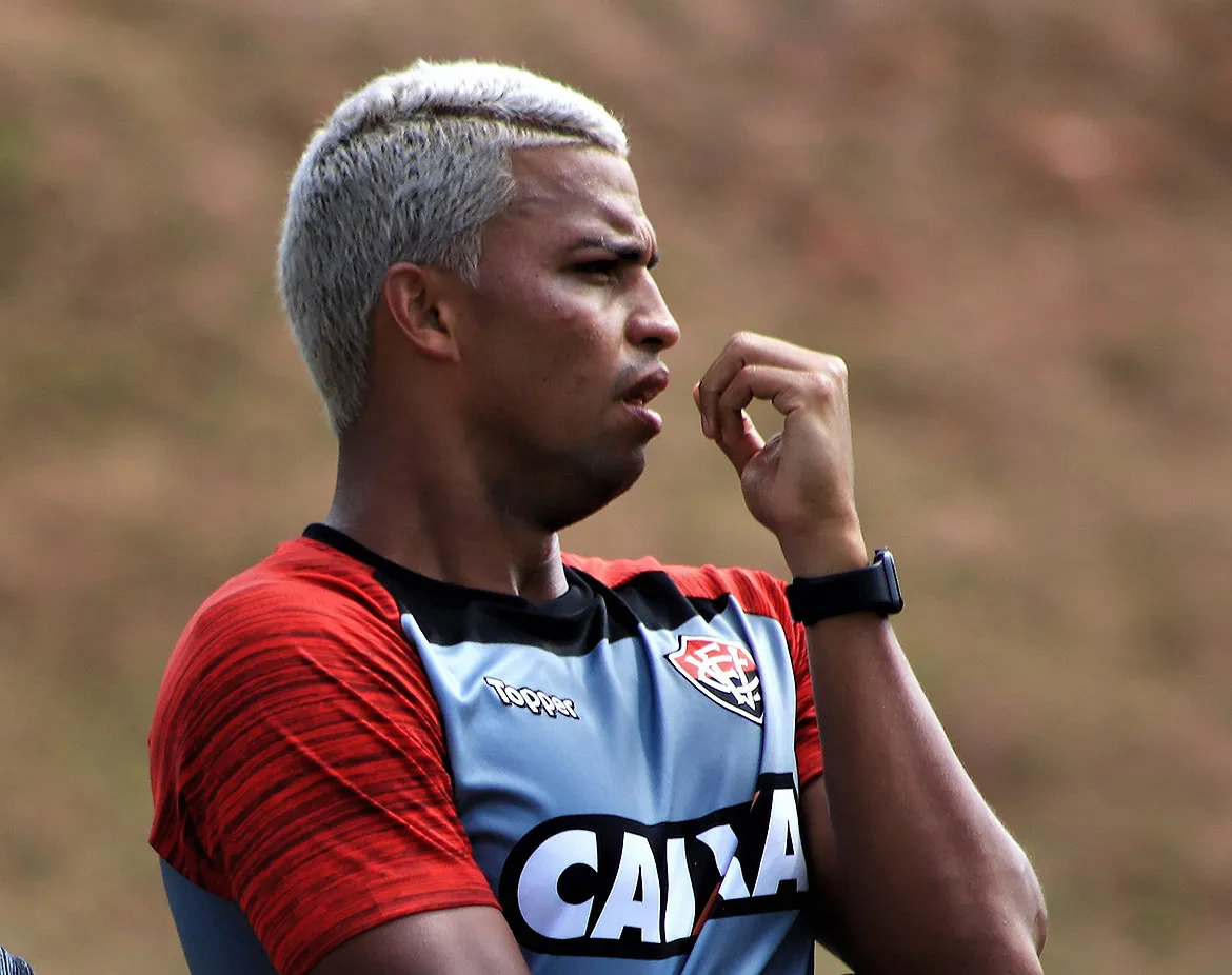 Zagueiro foi titular em oito jogos do Vitória no Brasileirão