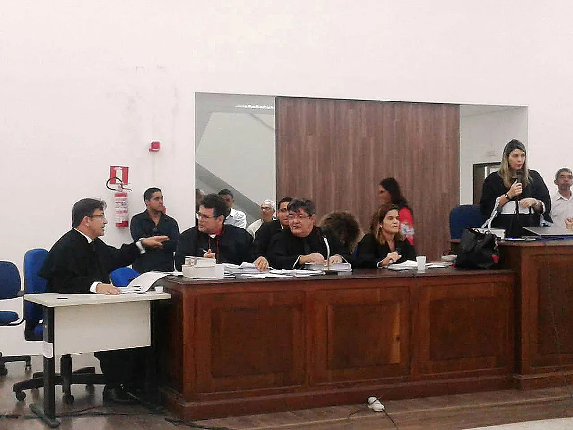 Júri, sob a presidência da juíza Márcia Simões Costa, começou na manhã da quinta-feira passada e durou 20 horas