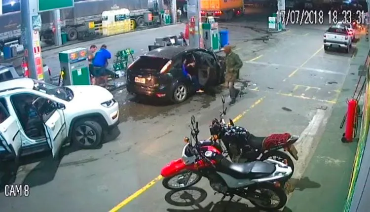 Suspeitos estavam armados com pistolas e fuzis
