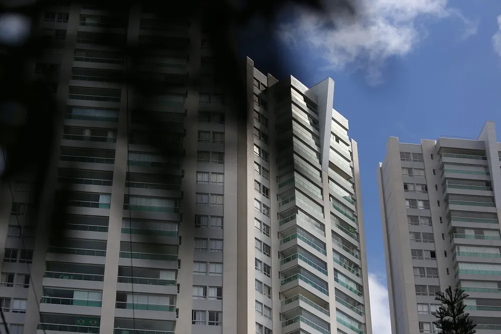 Edifícios do Itaigara exibem os vidros esverdeados que passaram a dominar as varandas