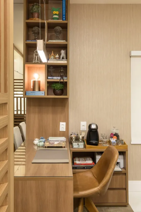 Estante decora e separa o escritório de outros cômodos da casa