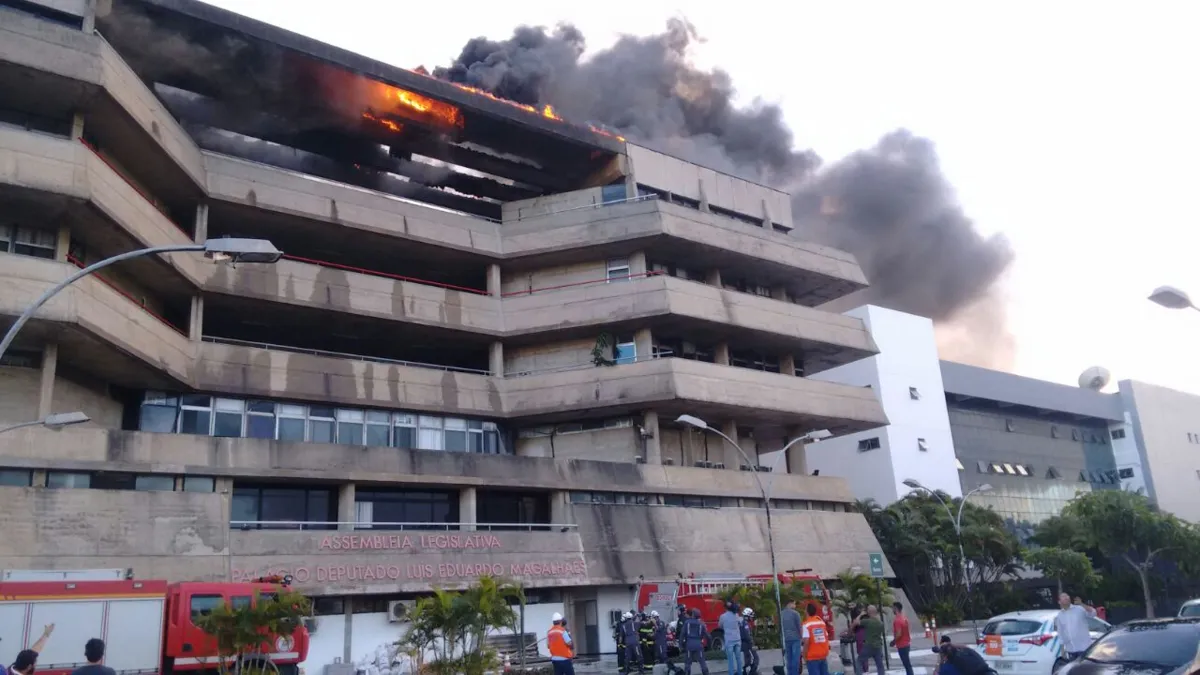 Bombeiros trabalham para controlar as chamas