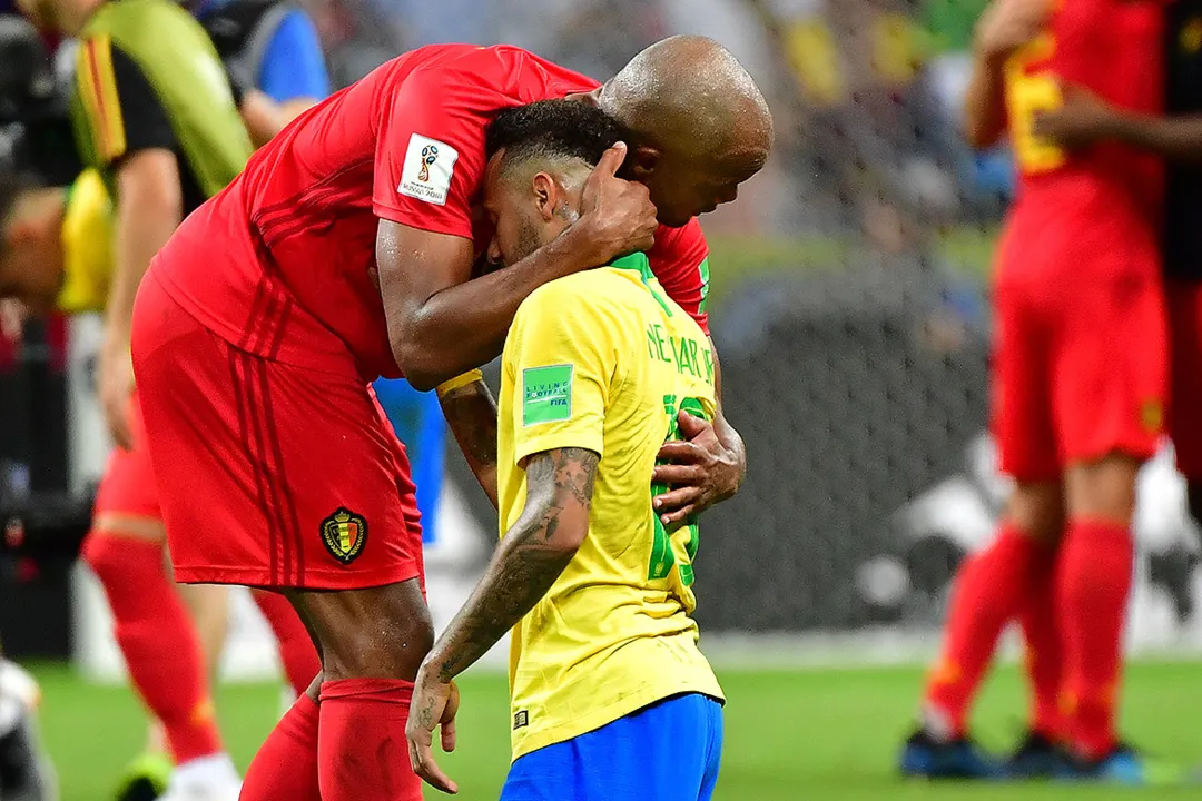 Kompany consola Neymar após o fim da partida