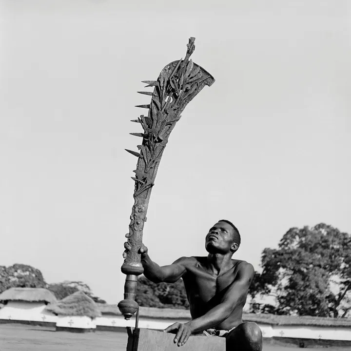 As fotografias exploram a religião no Velho e no Novo Mundo, África e América
