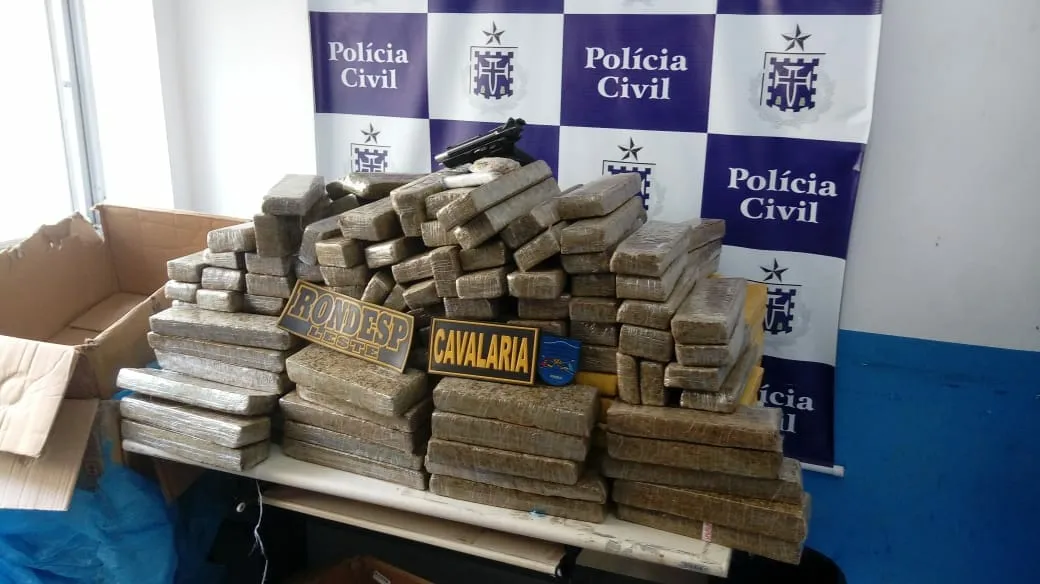 Materiais foram encontrados no carro, após denúncia anônima