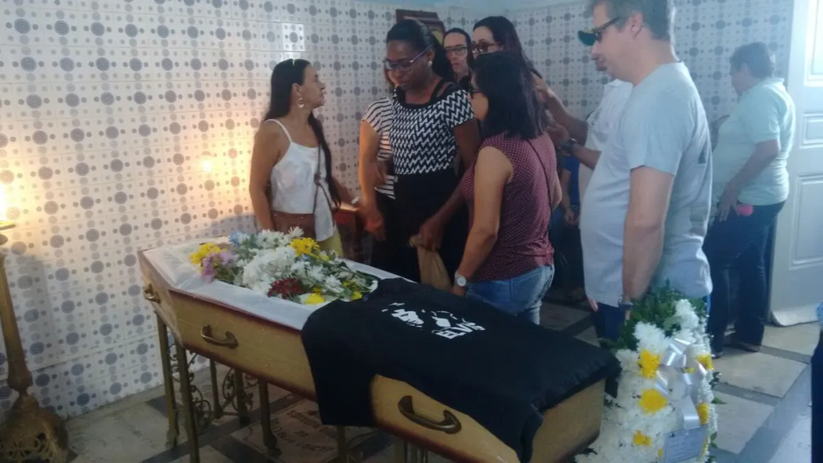 Cerca de 40 pessoas, entre familiares, amigos e admiradores acompanharam a cerimônia