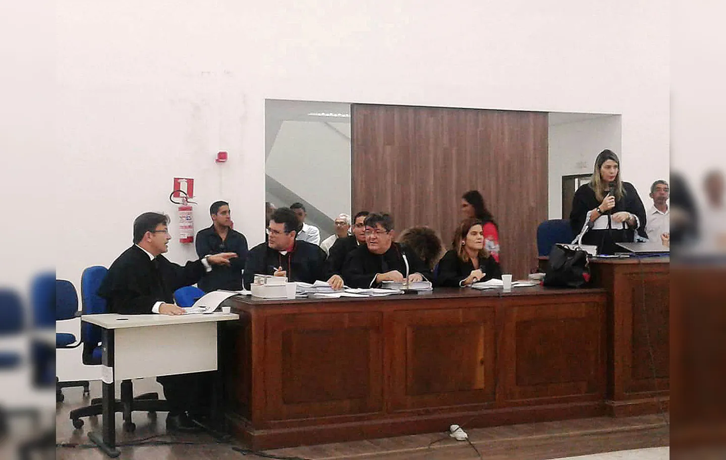 Júri, sob a presidência da juíza Márcia Simões Costa, começou na manhã da quinta-feira passada e durou 20 horas
