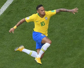 Ashton Kutcher dá Oscar para Neymar por conta do jogo contra o México