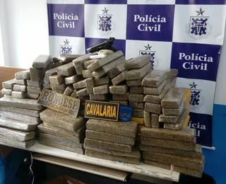 Pistola israelense e 300 kg de maconha são apreendidos em Feira de Santana