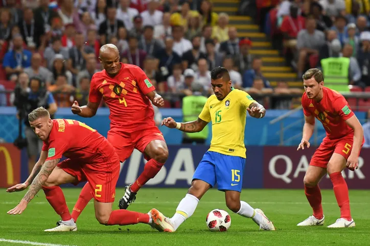 Fernandinho faz gol contra, Brasil vai mal e é eliminado pela Bélgica