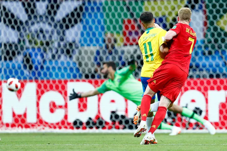 Fernandinho faz gol contra, Brasil vai mal e é eliminado pela Bélgica