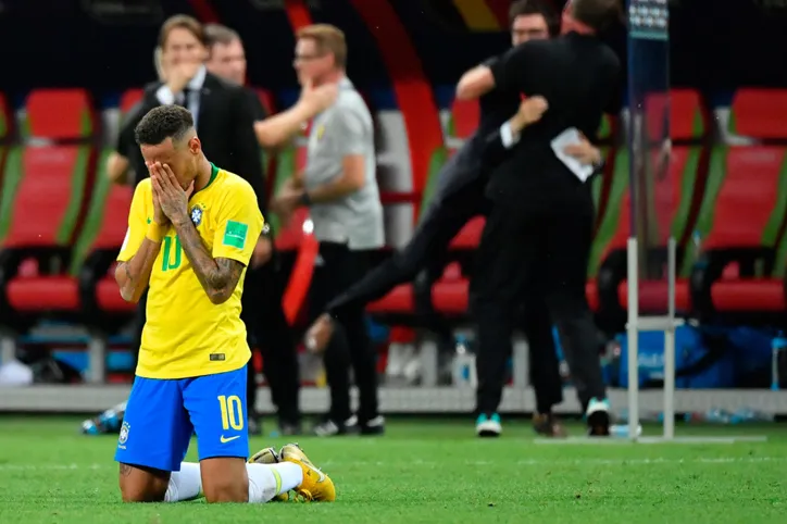 Fernandinho faz gol contra, Brasil vai mal e é eliminado pela Bélgica