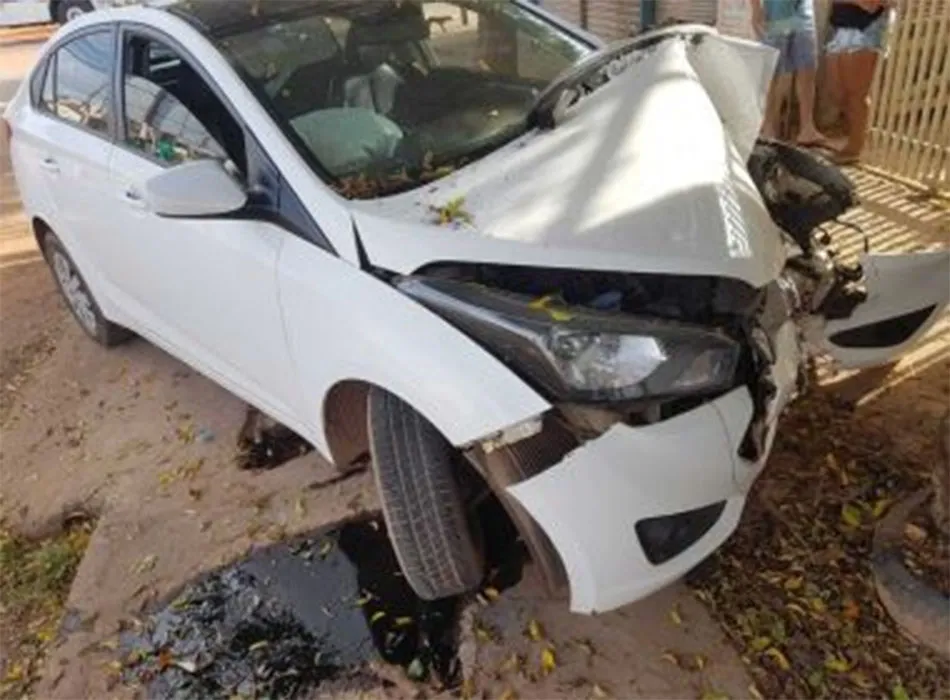 Motorista sobe calçada e atinge árvore em Luis Eduardo Magalhães