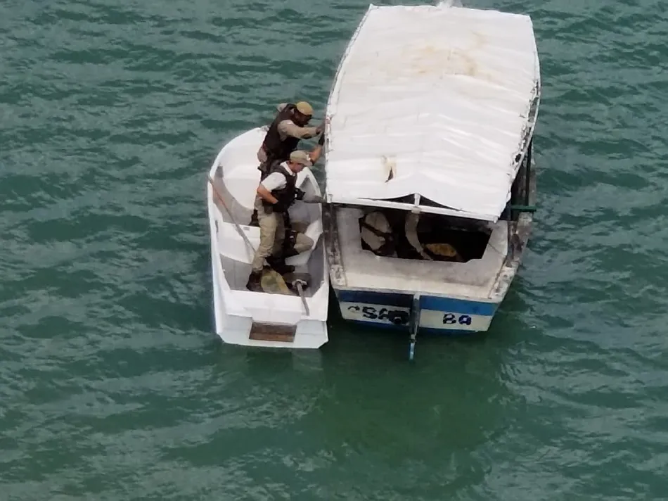 As Guarnições iniciaram a perseguição e a dupla tentou a fuga pelo mar