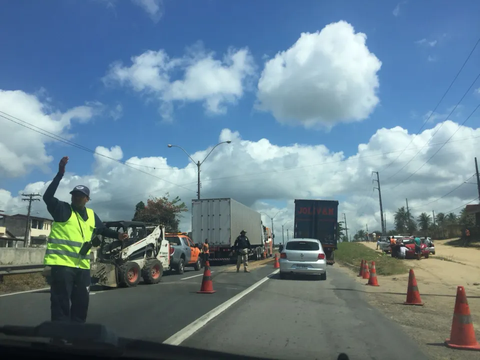 Agentes da PRF e da ViaBahia orientam fluxo de veículos no local