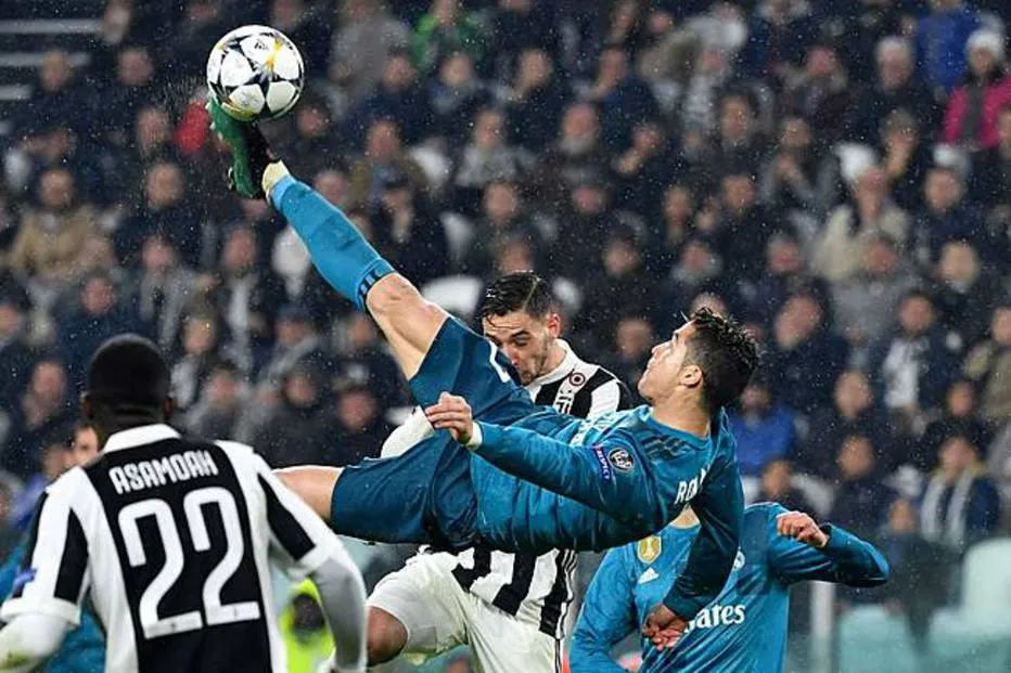 Cristiano Ronaldo marca de bicicleta diante da Juventus na Liga dos Campeões