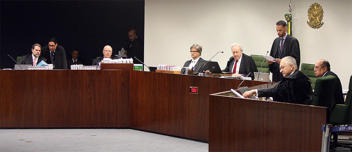 Após empate em 2 a 2, ministro Alexandre de Moraes pediu mais tempo para análise do caso em que presidenciável do PSL é acusado de racismo