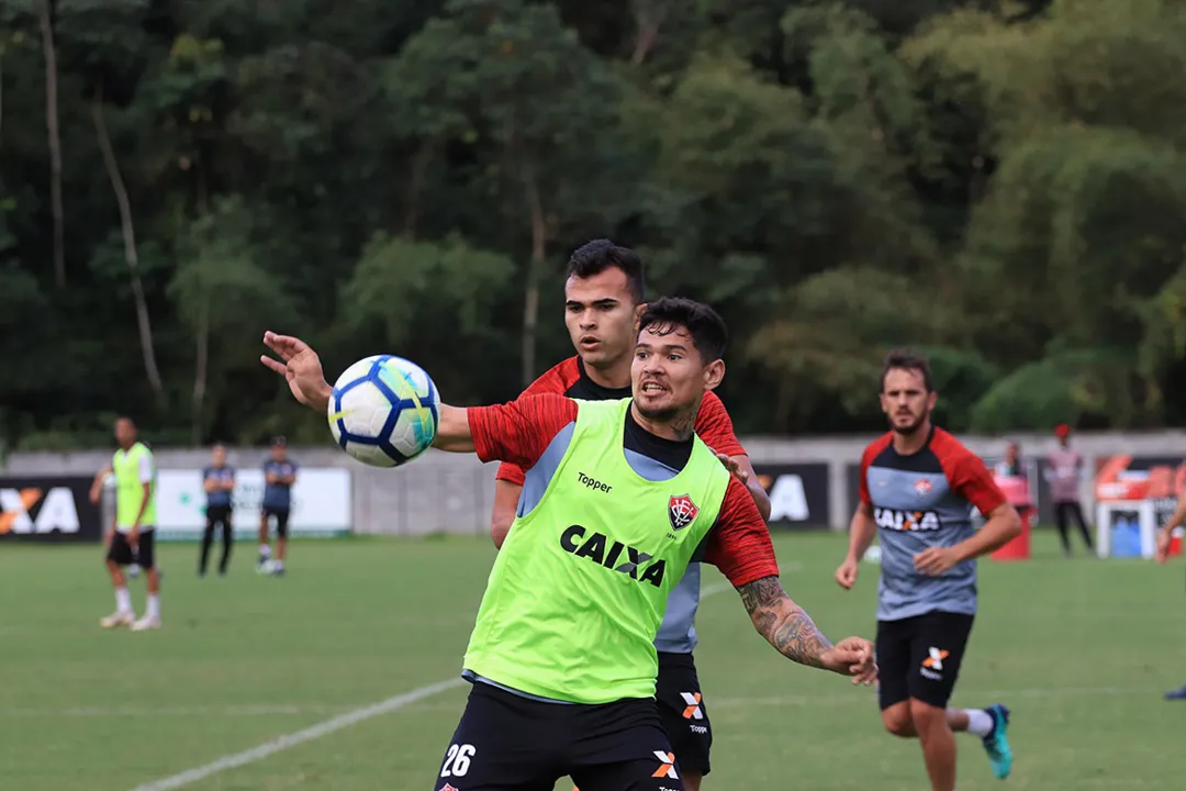 Treinador está em busca de soluções para ajudar o time principal