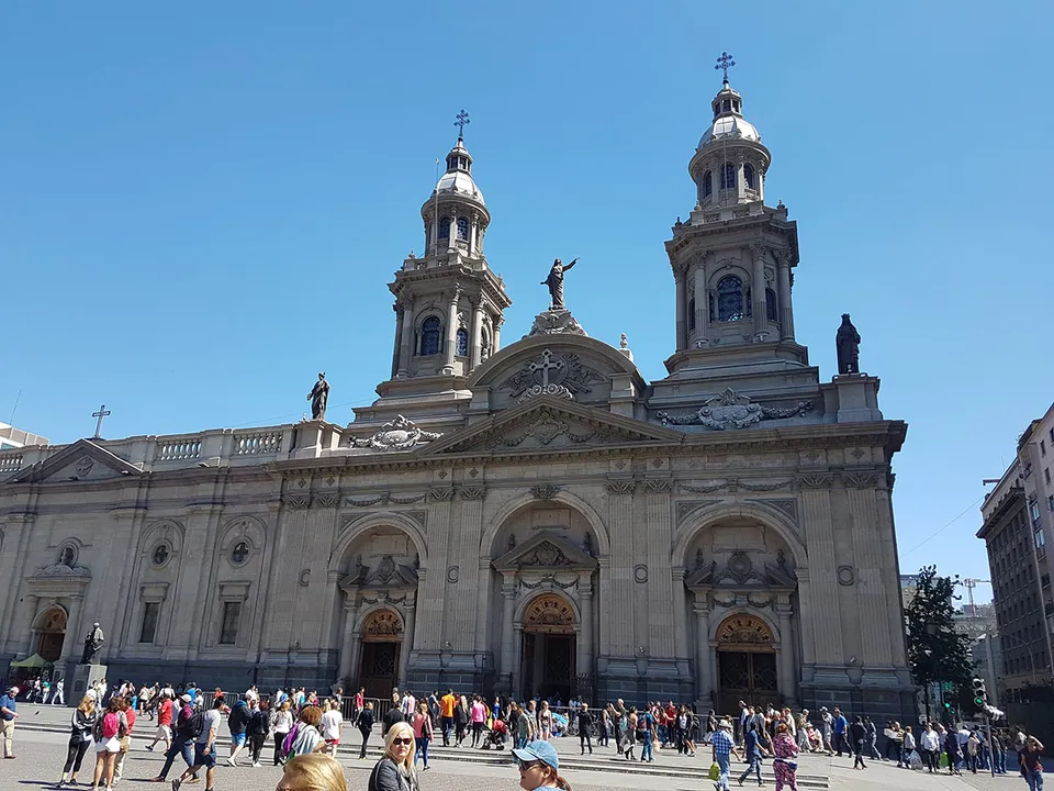 Catedral metropolitana do Chile é considerado principal templo católico romano no país